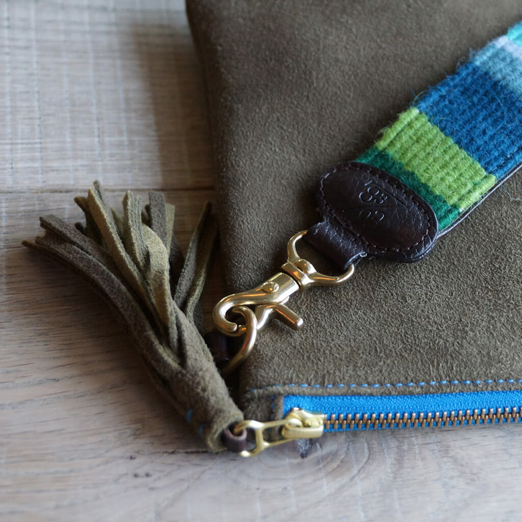 Clutch "Alma" mit bunt-gestreiftem Tragegurt